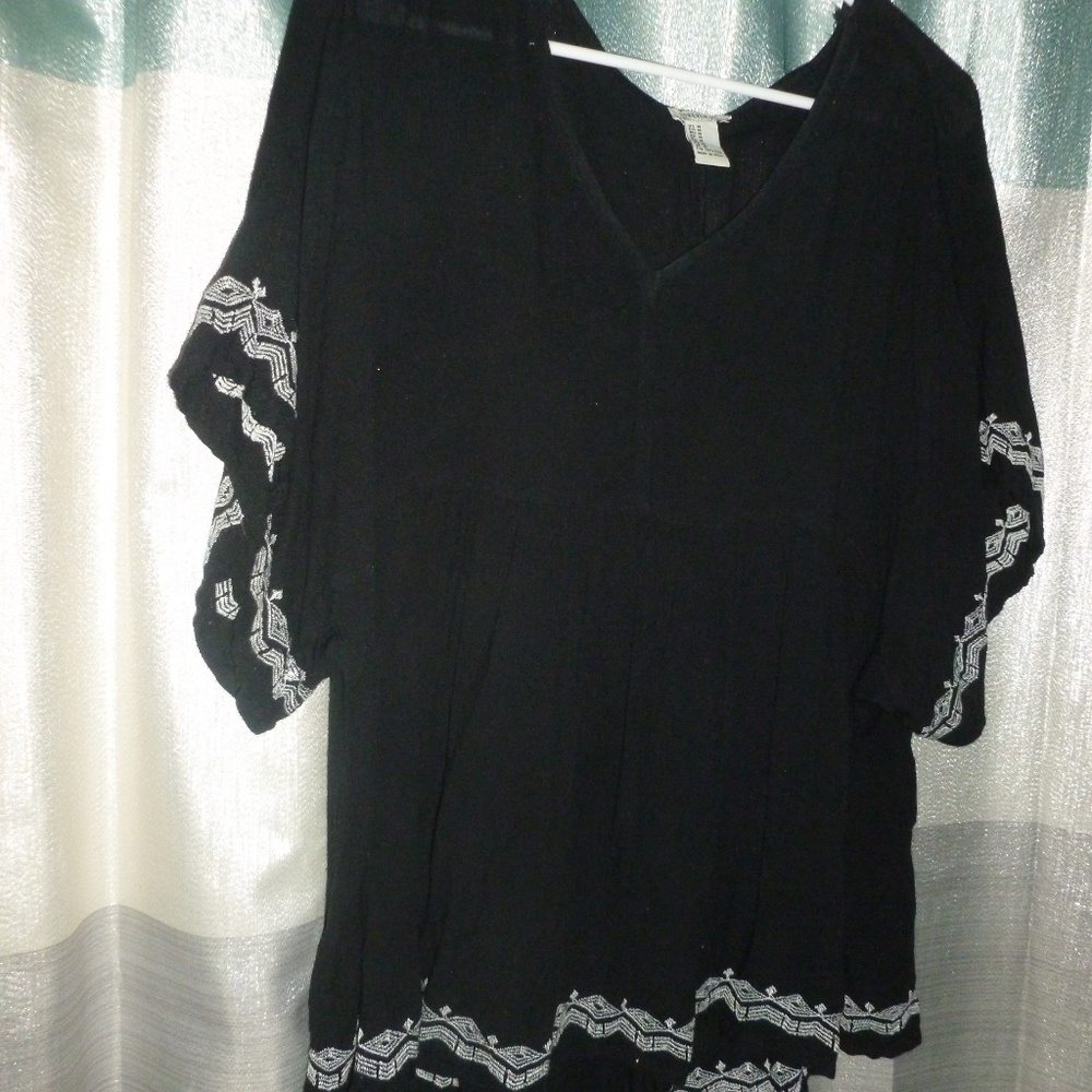 2for25 flowy black white top Medium xxi